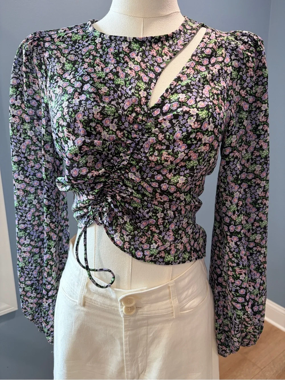 ASTR The Label Floral Ruched Cutout Top Small Long Sleeve Romantic Blouse